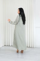 جلابية قماش بطول يصل للكاحل وياقة صغيرة مفتوحة على...