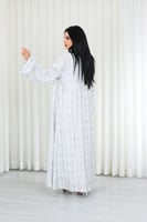 جلابية قماش بطول يصل للكاحل مكونة من قطعة سادة وقط...