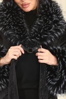 فروة شتوية طويلة مبطنة بالفرو من الداخل ومزودة بيا...