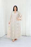 جلابية قماش بطول يصل للكاحل بياقة قصيرة مزينة بالت...