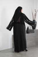 عباية كريب الفاخر تطريز في الأكمام أبيض مع كحلي