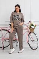 ترنج طبي بنطال مع تيشيرت فضفاض بطبعة كتابة