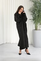 فروة شتوية طويلة مبطنة بالفرو من الداخل ومزودة بفر...