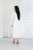 جلابية قماش بطول يصل للكاحل بياقة قصيرة مطرزة