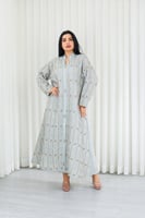 جلابية قماش بطول يصل للكاحل وياقة صغيرة مفتوحة على...