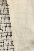 فروة شتوية طويلة مطرزة مزودة بجيب مثلثية وفرو على...