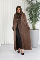 فروة شتوية طويلة مبطنة بالفرو من الداخل ومزودة بفر...