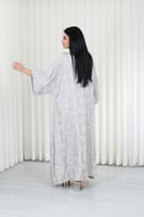 جلابية قماش بطول يصل للكاحل وياقة بشكل V مفتوحة عل...