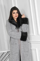 فروة شتوية طويلة مطرزة على الأطراف مزودة بجيب وفرو...