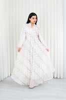 جلابية قماش بطول يصل للكاحل بطبقتين داخلية ملساء و...