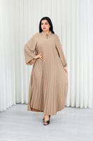 جلابية قماش بطول يصل للكاحل بياقة قصيرة مزينة بالت...