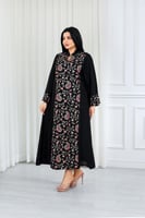 جلابية قماش بطول يصل للكاحل بياقة قصيرة مطرزة بالو...