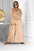 فروة شتوية طويلة مبطنة بالفرو من الداخل مطرزة بالو...