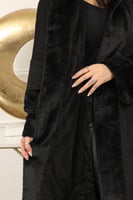 فروة شتوية طويلة مبطنة بالفرو من الداخل مزودة بفرو...