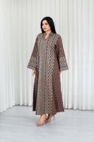 جلابية قماش بطول يصل للكاحل بياقة صغيرة وتطريز تقل...