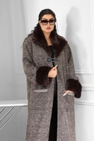 فروة شتوية طويلة مزودة بجيب مطرزة وفرو على الياقة...