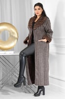 فروة شتوية طويلة مطرزة مزودة بجيب مثلثية وفرو على...