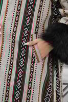 فروة شتوية طويلة مبطنة بالفرو من الداخل مطرزة سدو...