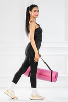 طقم رياضي نسائي بحزام كتف رفيع وبنطال مفتوح علي ال...