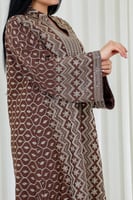 جلابية قماش بطول يصل للكاحل بياقة صغيرة وتطريز تقل...