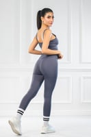 طقم رياضي نسائي بحزام كتف رفيع وبنطال مفتوح علي ال...