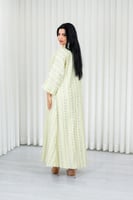 جلابية قماش بطول يصل للكاحل fأكمام واسعة وياقة صغي...