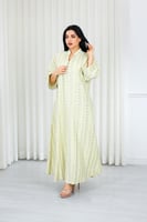 جلابية قماش بطول يصل للكاحل fأكمام واسعة وياقة صغي...