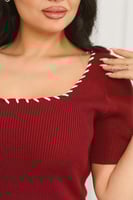 فستان شتوي بطول لأسفل الركبة و بأكمام متوسطة الطول...