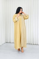 جلابية قماش بطول يصل للكاحل بأزرار مخفية وياقة بأك...