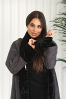 فروة شتوية طويلة مبطنة بالفرو من الداخل ومزودة بفر...