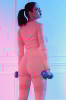 طقم رياضي نسائي مكون من توب قصير بأكمام طويلة وياق...