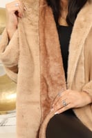 فروة شتوية طويلة مبطنة بالفرو من الداخل مزودة بفرو...