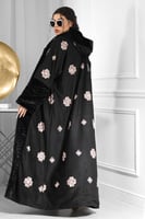 فروة شتوية طويلة مبطنة بالفرو من الداخل مطرزة بالو...