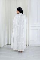 جلابية قماش بطول يصل للكاحل مكونة من قطعة سادة وقط...