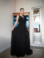 فستان سهرة بلا أكمام مزين بالشيفون مفتوح على الصدر...