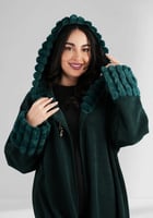 فروة شتوية طويلة محاطة بأكمام وقبعة فرو