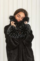 فروة شتوية طويلة مبطنة بالفرو من الداخل ومزودة بيا...