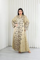 جلابية قماش بطول يصل للكاحل وياقة صغيرة مفتوحة على...