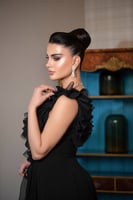 فستان سهرة بلا أكمام مزين بالشيفون مفتوح على الصدر...