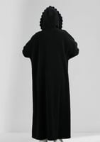 فروة شتوية طويلة محاطة بأكمام وقبعة فرو