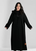 فروة شتوية طويلة محاطة بأكمام وقبعة فرو