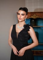 فستان سهرة بلا أكمام مزين بالشيفون مفتوح على الصدر...