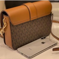 شنطة مايكل كورس كارمن ميني كروس بدي فوري Michael K...