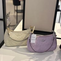 حقيبة كتف كوتش تيري جلد سيغنتشر مع تعليقة قلب تصل...