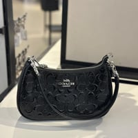 حقيبة كتف كوتش تيري جلد سيغنتشر مع تعليقة قلب تصل...