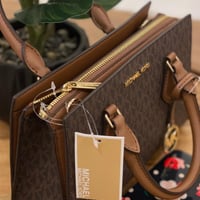 شنطة مايكل كورس شيلا فوري