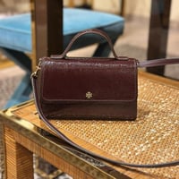 حقيبة توري بورش ايمرسون توب هاندل عنابي لماع فوري