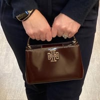 حقيبة توري بورش ميني برتن لماع عنابي فوري