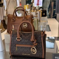 شنطة مايكل كورس ميني كارين فوري