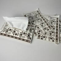 غلاف مناديل قماشي بتطريز ايتامين